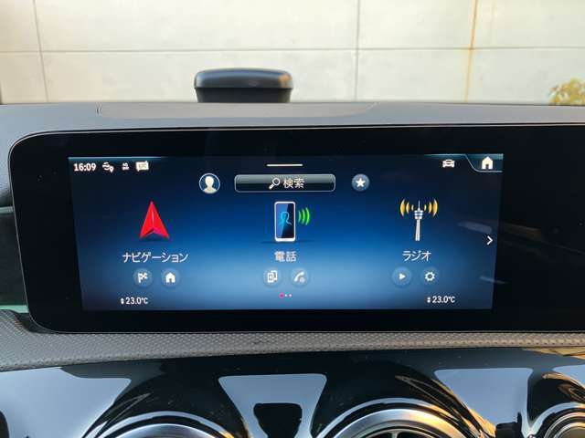 純正のナビゲーションが付いております。見た目もキレイで使いやすいです。