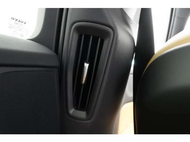 後席用エアコンは、センターコンソール後部以外にもBピラーにもあり、室内温度を快適に保ちます