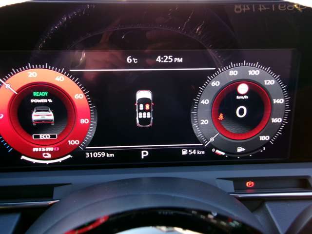 メーター中央に、様々な車両情報を表示してくれる、ディスプレイがついています。