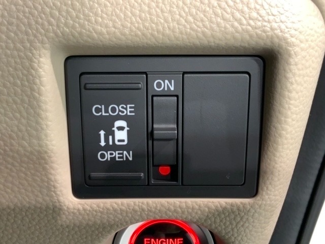 片側パワースライドドアが付いています。ワンタッチで簡単にお子様でも、お年寄りの方でも、開閉できますからとても便利です。キーレスや車内スイッチでも自動でドアの開閉ができます。