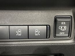 【両側パワースライドドア】スマートキーや運転席のスイッチで後席両側スライドドアの開閉が可能♪電動だから力を入れてドアを開ける必要が無く、小さなお子様でも簡単に開け閉めでき快適です♪