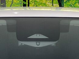 【インテリジェントエマージェンシーブレーキ】フロントカメラで前方の車両や歩行者を検知。衝突しそうな時は衝突被害軽減ブレーキが作動、衝突回避をサポート。より安全にドライブをお楽しみいただけます。