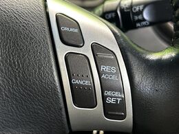 【クルーズコントロール】高速道路もラクラク走行。アクセルを離しても一定速度で走行ができ、長距離運転時の負担を軽減！加速・減速も簡単なスイッチ操作で調整できます。
