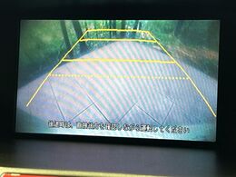 【バックカメラ】駐車時に後方がリアルタイム映像で確認できます。大型商業施設や立体駐車場での駐車時や、夜間のバック時に大活躍！運転スキルに関わらず、今や必須となった装備のひとつです！