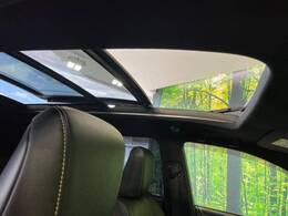 【サンルーフ】開放感たっぷりの希少装備、サンルーフが装着されています！車内に明かりを取り入れたり景色を楽しむ以外にも、車内の空気も簡単に換気できて快適です！