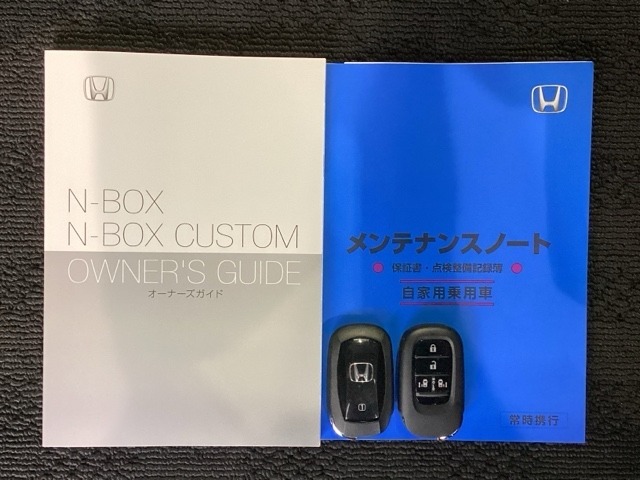 スマートキーは鍵をバッグに入れたままでもドアロックの開閉やエンジンのON・OFFができます。夜間や雨の日も鍵を探さなくて良いので便利です。