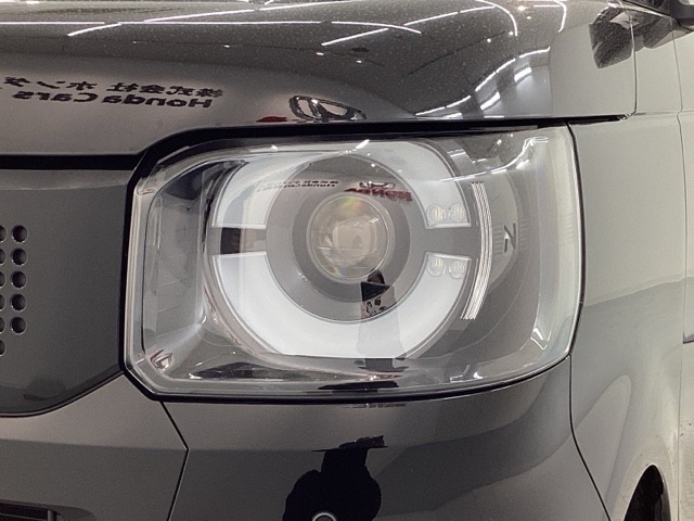 LEDヘッドライトは、点灯の瞬間から最大光量を発揮し、突然暗くなるトンネルなどでの安定感を高めます。