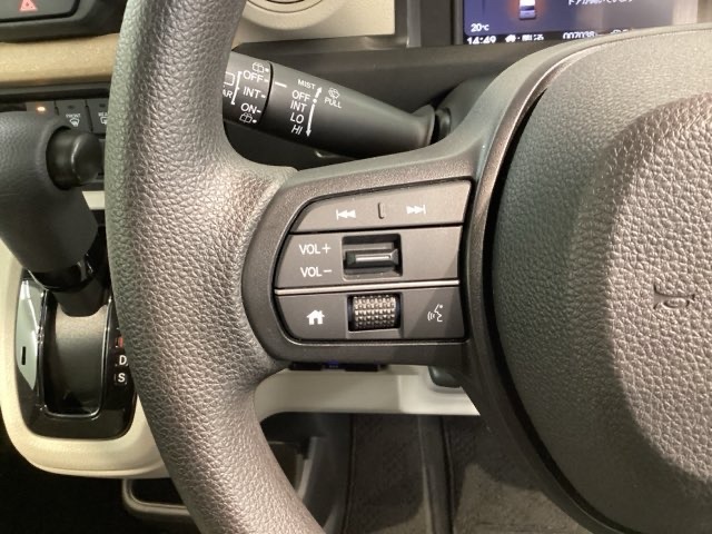 ステアリングにオーディオ操作スイッチが付いています。オーディオ画面に直接タッチしなくても操作が出来ますので、運転に集中できます。