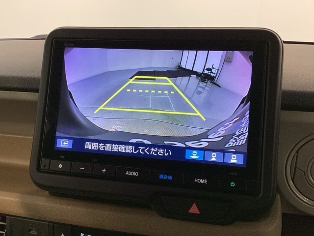 リバースギアに入れるだけで後方の表示へ切り替わります。夜間や雨の日の駐車も楽になりますよ。