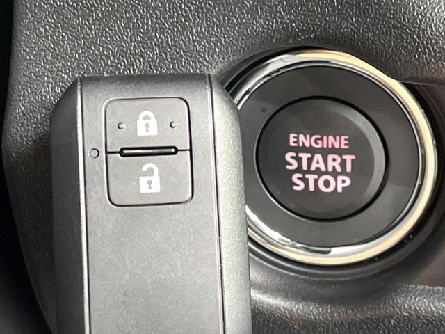 【キーレススタートシステム】カバンやポケットに入れたままでもドアの施錠・解錠が可能なスマートキーを装備。エンジンのオン・オフ時もカギを取り出す必要が無いからとっても便利です♪