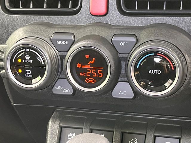 【オートエアコン】一度お好みの温度に設定すれば、車内の温度を検知し風量や温度を自動で調整。暑い…寒い…と何度もスイッチ操作をする必要はありません。快適な車内空間には必須の機能ですね♪