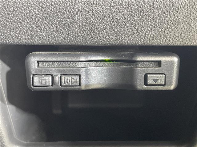 【ETC】有料道路を利用する際に料金所で停止することなく通過できる、ETC車載器（ノンストップ自動料金収受システム機器）が装備されています。セットアップを行うことで利用可能になります。