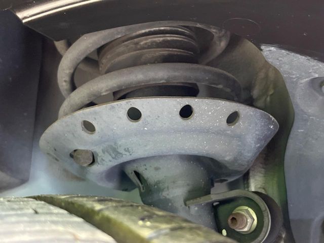 お車を安心してお乗りいただく為には、足回りの定期点検が欠かせません。サービスサポート（有償保証）では無料点検もご提供しており、安心のカーライフをお過ごしいただけるサポート体制が整っています。