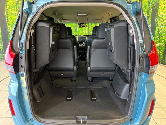 後席を格納すると、これだけの広さが！シーンに合わせたシートアレンジで、大きな荷物も積むことが出来ます♪