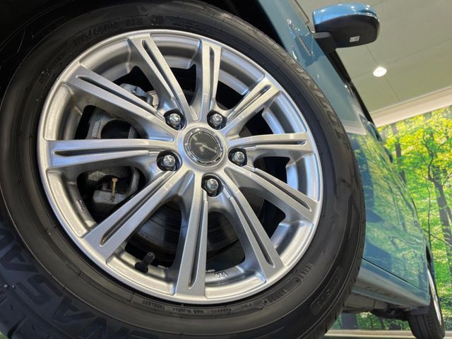 【15インチアルミホイール】外観にマッチしたアルミホイールを装着しております。各種アルミホイールや、スタッドレスタイヤも取扱いしております。是非ご相談ください♪