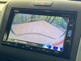 【バックカメラ】駐車時に後方がリアルタイム映像で確認できます。大型商業施設や立体駐車場での駐車時や、夜間のバック時に大活躍！運転スキルに関わらず、今や必須となった装備のひとつです！