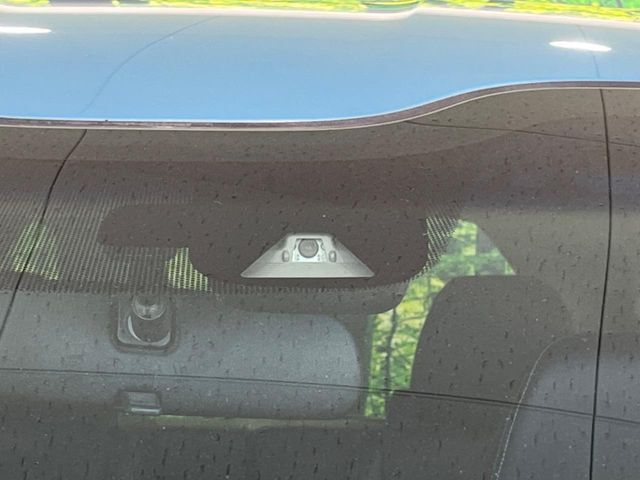 【ホンダセンシング】走行中に前方の車両等を認識し、衝突しそうな時は警報とブレーキで衝突回避と被害軽減をアシスト。より安全にドライブをお楽しみいただけます。