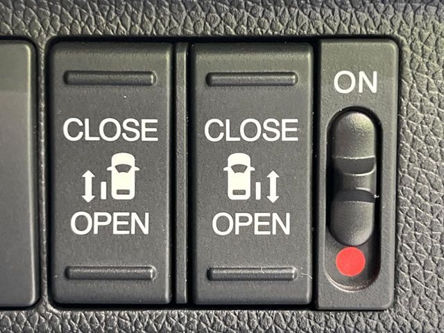 【両側パワースライドドア】スマートキーや運転席のスイッチで後席両側スライドドアの開閉が可能♪電動だから力を入れてドアを開ける必要が無く、小さなお子様でも簡単に開け閉めでき快適です♪