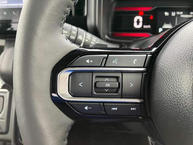 ステアリングオーディオスイッチ！オーディオのチャンネル、ボリューム調整などドライバーの視線移動や焦点の調節を減らし、安全運転に貢献します。