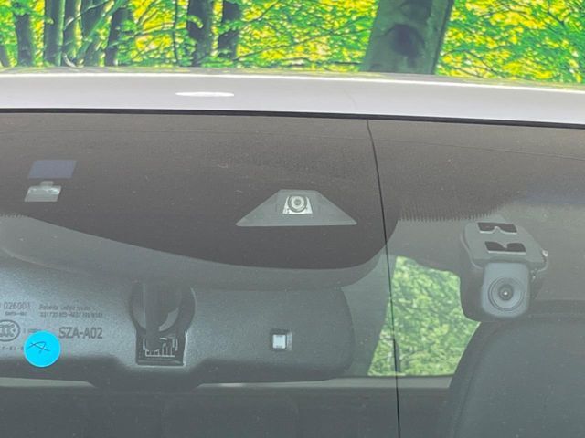 【ホンダセンシング】走行中に前方の車両等を認識し、衝突しそうな時は警報とブレーキで衝突回避と被害軽減をアシスト。より安全にドライブをお楽しみいただけます。