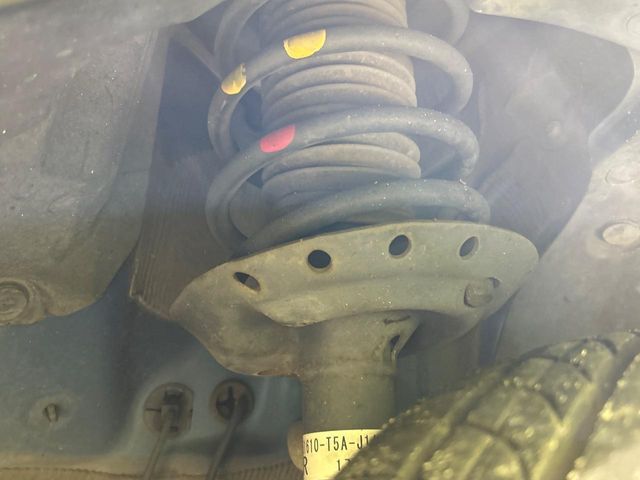 お車を安心してお乗りいただく為には、足回りの定期点検が欠かせません。サービスサポート（有償保証）では無料点検もご提供しており、安心のカーライフをお過ごしいただけるサポート体制が整っています。