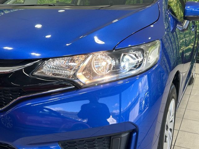 【LEDヘッドライト】悪天候や夜間走行時も良好な視界を確保し安心して運転できる高輝度LEDヘッドライトを装備！点灯速度が早く、消費電力も抑えられています。