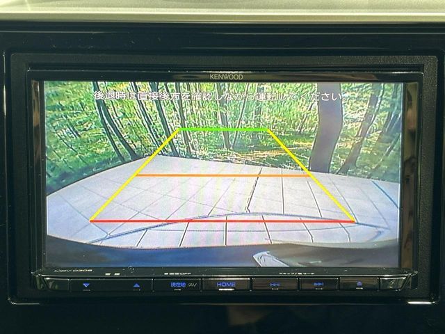 【バックカメラ】駐車時に後方がリアルタイム映像で確認できます。大型商業施設や立体駐車場での駐車時や、夜間のバック時に大活躍！運転スキルに関わらず、今や必須となった装備のひとつです！