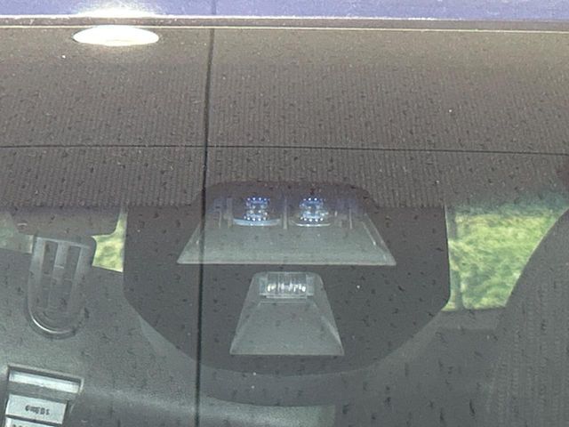 【シティブレーキアクティブシステム】低速走行中に前方の車両等を認識し、衝突しそうな時は警報とブレーキで衝突回避と被害軽減をアシスト。より安全にドライブをお楽しみいただけます。