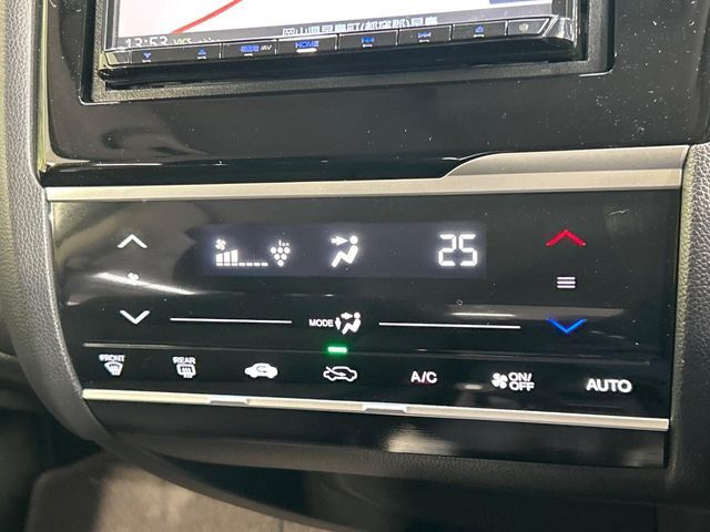 【オートエアコン】一度お好みの温度に設定すれば、車内の温度を検知し風量や温度を自動で調整。暑い…寒い…と何度もスイッチ操作をする必要はありません。快適な車内空間には必須の機能ですね♪