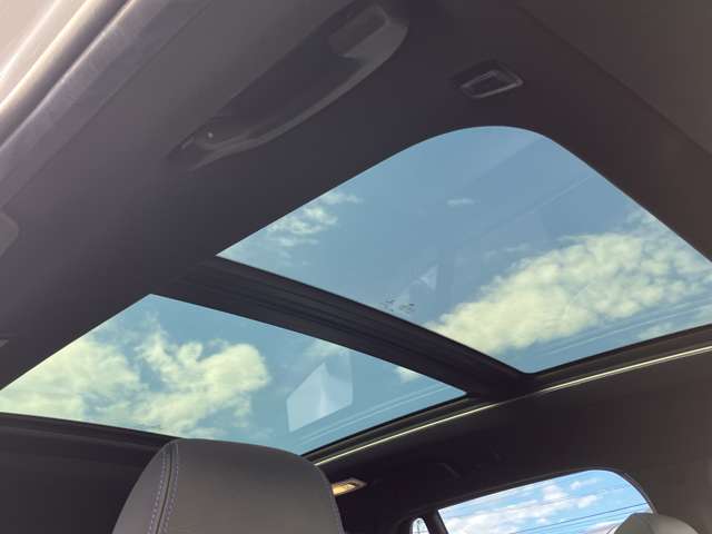 パノラミックスライディングルーフを装備♪どの座席からも開放的で明るく、日差しが気になるときにはサンシェードがございます。季節問わず快適にドライブをお楽しみいただけます♪