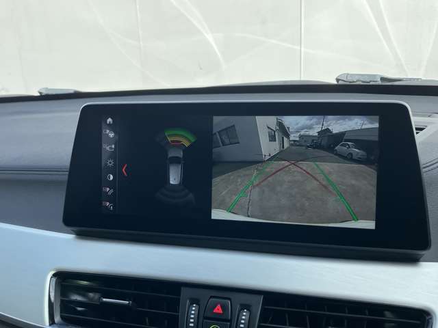 車両を上空から見下ろしたような映像がモニターに映し出されるので、駐車時に360°全方位の安全を確認できます。