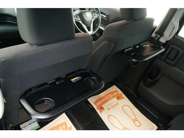 車内での食事の際に便利なシートバックテーブル。