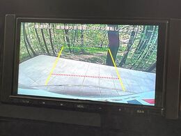 【バックカメラ】駐車時に後方がリアルタイム映像で確認できます。大型商業施設や立体駐車場での駐車時や、夜間のバック時に大活躍！運転スキルに関わらず、今や必須となった装備のひとつです！