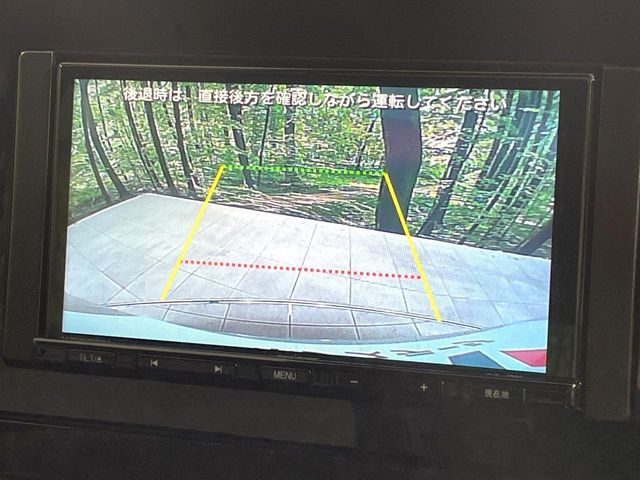 【バックカメラ】駐車時に後方がリアルタイム映像で確認できます。大型商業施設や立体駐車場での駐車時や、夜間のバック時に大活躍！運転スキルに関わらず、今や必須となった装備のひとつです！