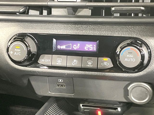 【オートエアコン】一度お好みの温度に設定すれば、車内の温度を検知し風量や温度を自動で調整。暑い…寒い…と何度もスイッチ操作をする必要はありません。快適な車内空間には必須の機能ですね♪