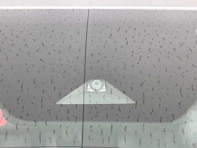 【エマージェンシーブレーキ】走行中に前方の車両等を認識し、衝突しそうな時は警報とブレーキで衝突回避と被害軽減をアシスト。より安全にドライブをお楽しみいただけます。