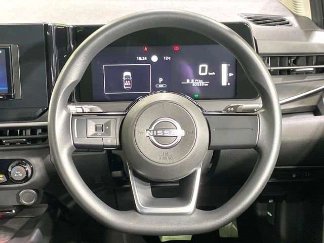 インテリアに合わせたデザインのステアリングは、運転される方のことも考え、運転しやすい形状、大きさです。是非一度、実際に触ってお確かめください。