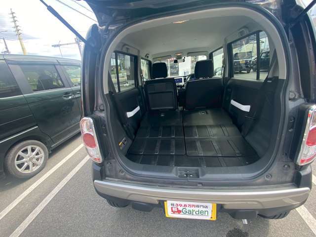 【ラゲッジスペース】リアシートを倒せばけっこうフラットになるので、比較的大きなお荷物も積めます！