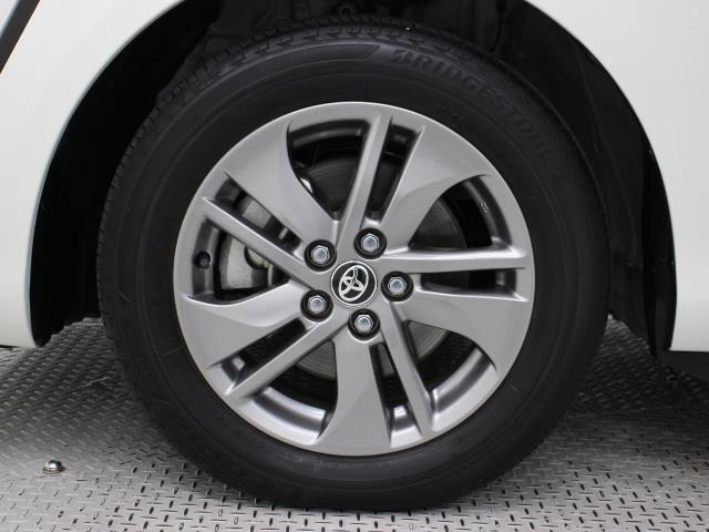 純正アルミホイールは精度が高く、走行の安定性が優れています。タイヤサイズ185/60R15