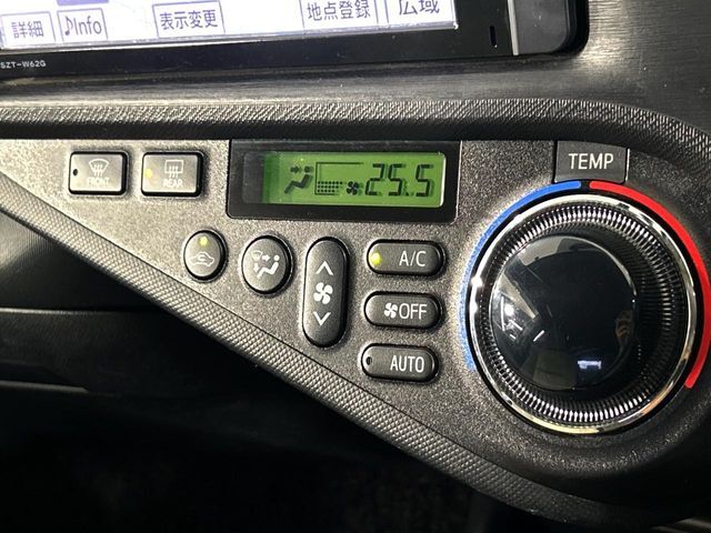 【オートエアコン】一度お好みの温度に設定すれば、車内の温度を検知し風量や温度を自動で調整。暑い…寒い…と何度もスイッチ操作をする必要はありません。快適な車内空間には必須の機能ですね♪