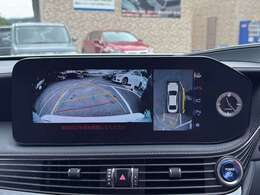 パノラミックビューモニターを装備！上から車両を見下ろしたような映像をナビ画面に表示できます。車両前後左右に搭載した4つのカメラ映像を継ぎ目なく合成！目視では見えない部分もリアルタイムで見れます。