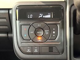 【オートエアコン】一度お好みの温度に設定すれば、車内の温度を検知し風量や温度を自動で調整。暑い…寒い…と何度もスイッチ操作をする必要はありません。快適な車内空間には必須の機能ですね♪