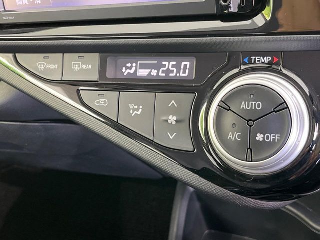 【オートエアコン】一度お好みの温度に設定すれば、車内の温度を検知し風量や温度を自動で調整。暑い…寒い…と何度もスイッチ操作をする必要はありません。快適な車内空間には必須の機能ですね♪