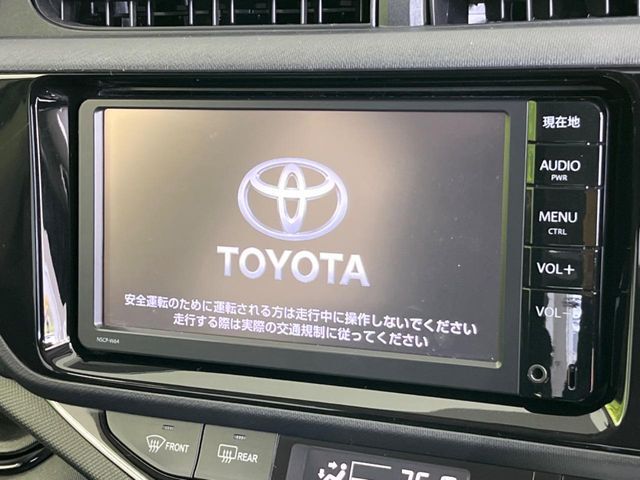 【純正ナビ】人気の純正ナビを装備しております。ナビの使いやすさはもちろん、オーディオ機能も充実！キャンプや旅行はもちろん、通勤や買い物など普段のドライブも楽しくなるはず♪