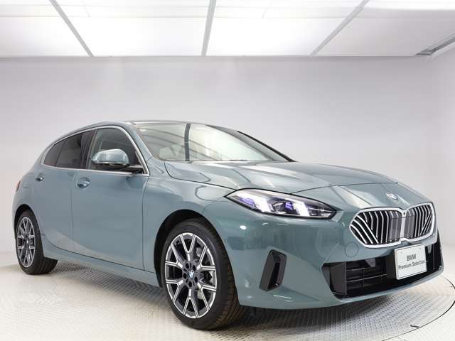 4灯ライト、キドニーグリルそしてエンブレムと、BMWの伝統を現代に引き継いでなお、新しく雄々しいフェイスですね☆