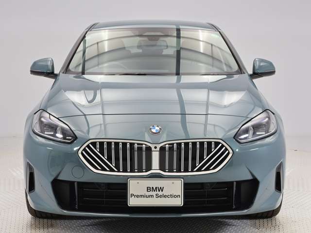 ♪BMWの代名詞といえるキドニー・グリル、一目でそれと分かる精悍な顔立ち。ホフマイスターキンクやキャラクターラインと呼ばれる側面デザインにより前傾姿勢を強調したスタイルは、走りを重視したBMWならでは