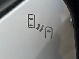 【ブラインドスポットワーニング】走行中、ドアミラーの死角になりやすい箇所に後続車が接近するとサイドミラー付近に警告を表示、ドライバーに注意喚起をしてくれます。