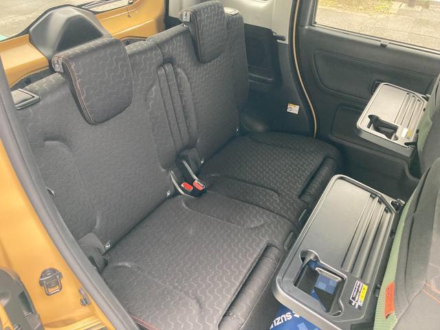 【リアシート】左右別々にスライド出来ます！シートを下げると足も組めちゃいます♪