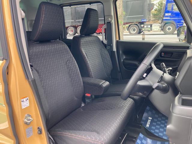 【フロントシート】インパネにシフトが付いているので足元広々！運転席から助手席の移動も楽々♪どちらからでも乗り降り出来るので、狭い場所の乗り降りも楽ちんですよ♪