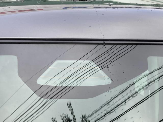 【デュアルセンサーブレーキサポートII】フロントガラスに設置した単眼カメラとミリ波レーダーで前方の歩行者や車両を検知。交差点内での右左折・出合い頭の衝突回避支援機能も搭載！